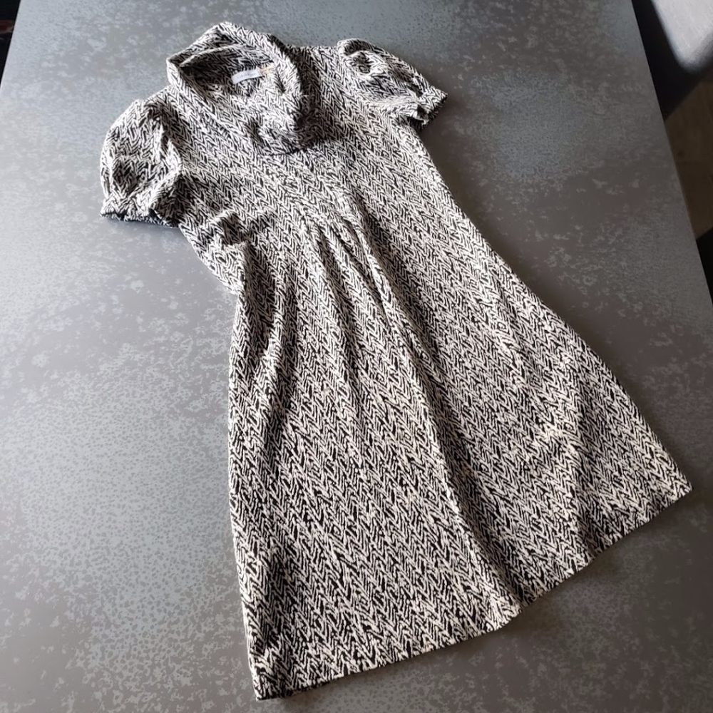 Calvin Klein Black/ White Knit Dress Size: 6